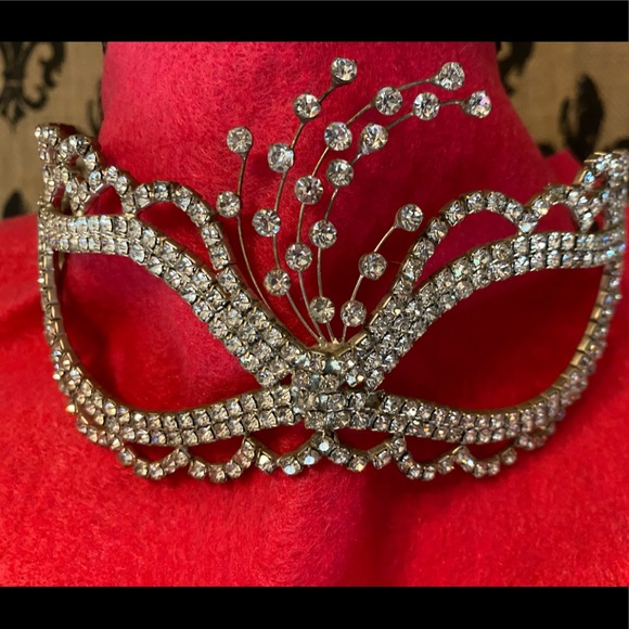 Accessories - Crystal masquerade mask